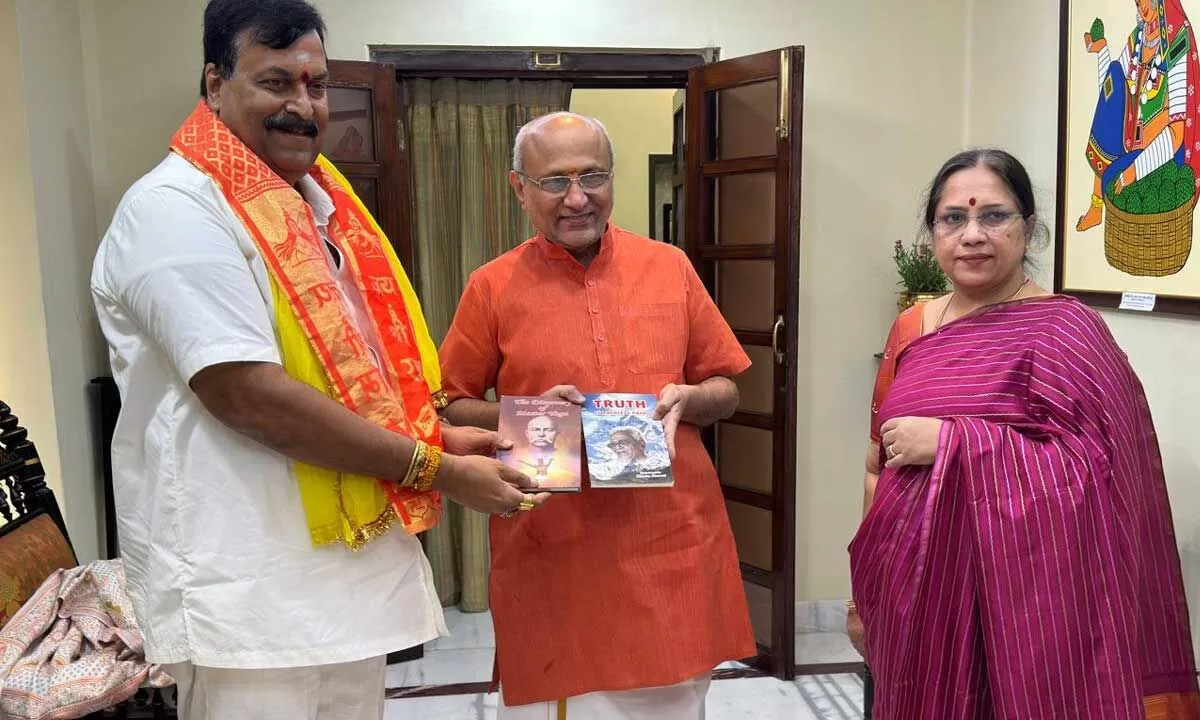 Ponguleti Sudhakar Reddy and his wife extends greetings to Telangana incharge governor