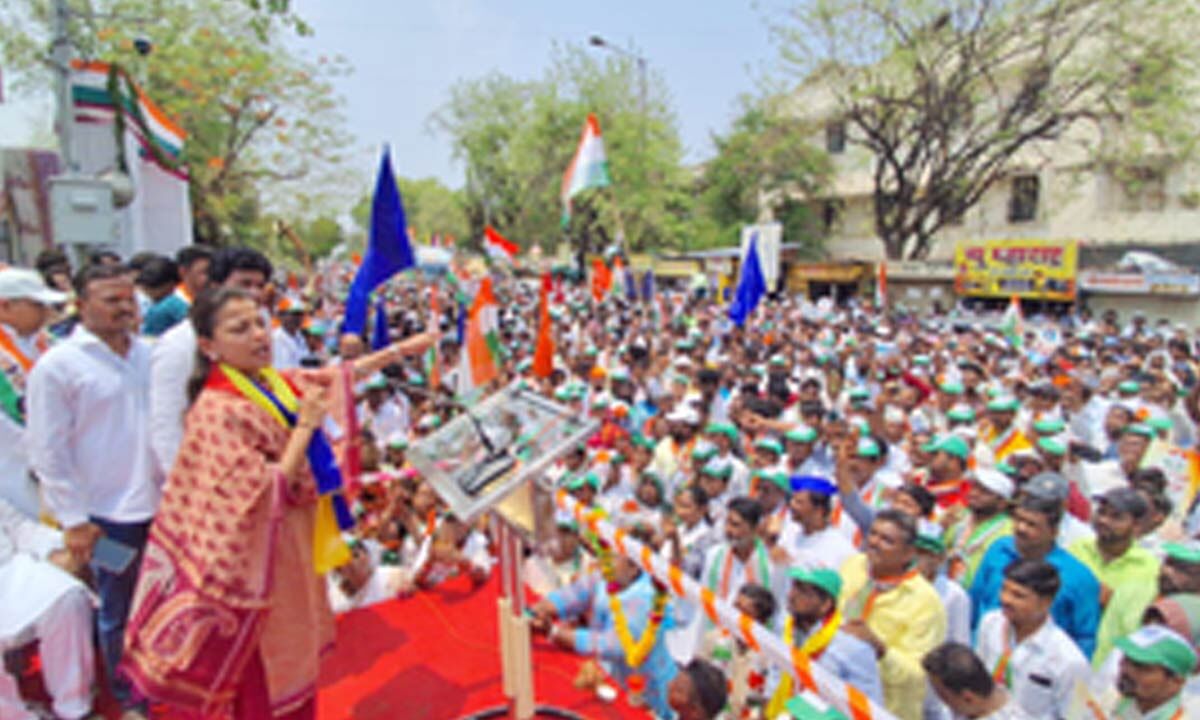 Amid show of strength, Congress’ Praniti Shinde files nomination from Solapur