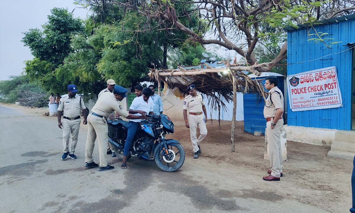 District SP conducts surprise inspection at Karnataka Border Check Post