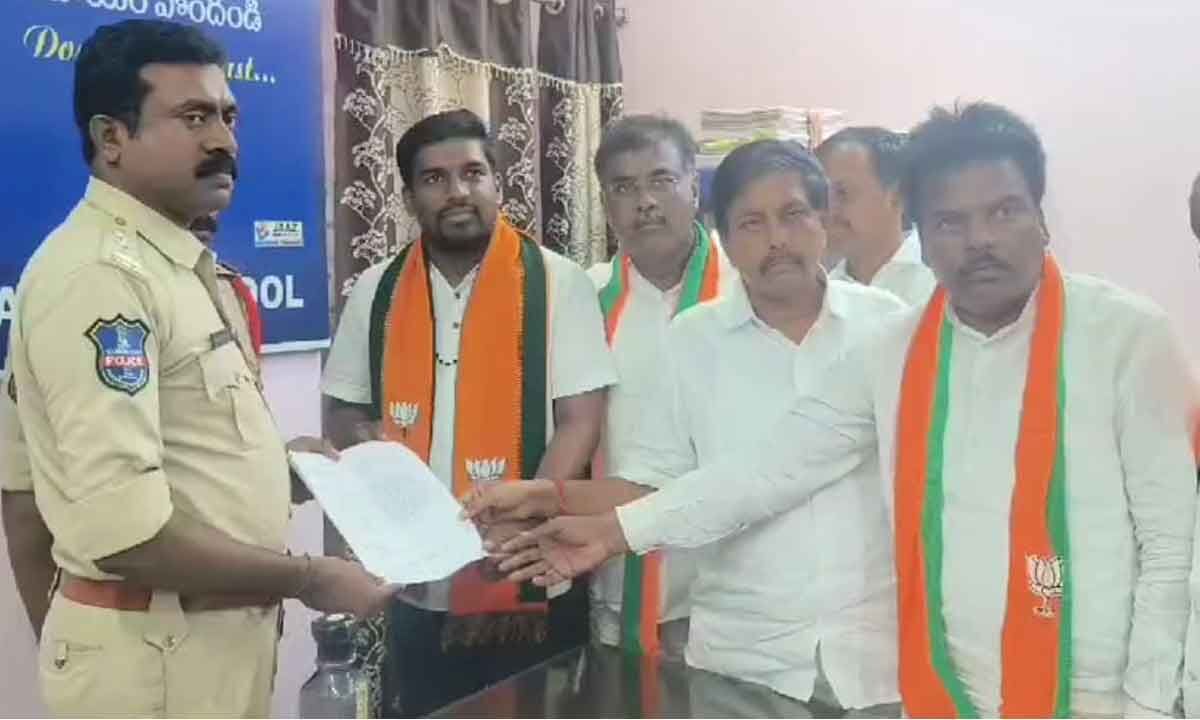 BJP MP candidate Bharat Prasad filed a police complaint against RS Praveen Kumar