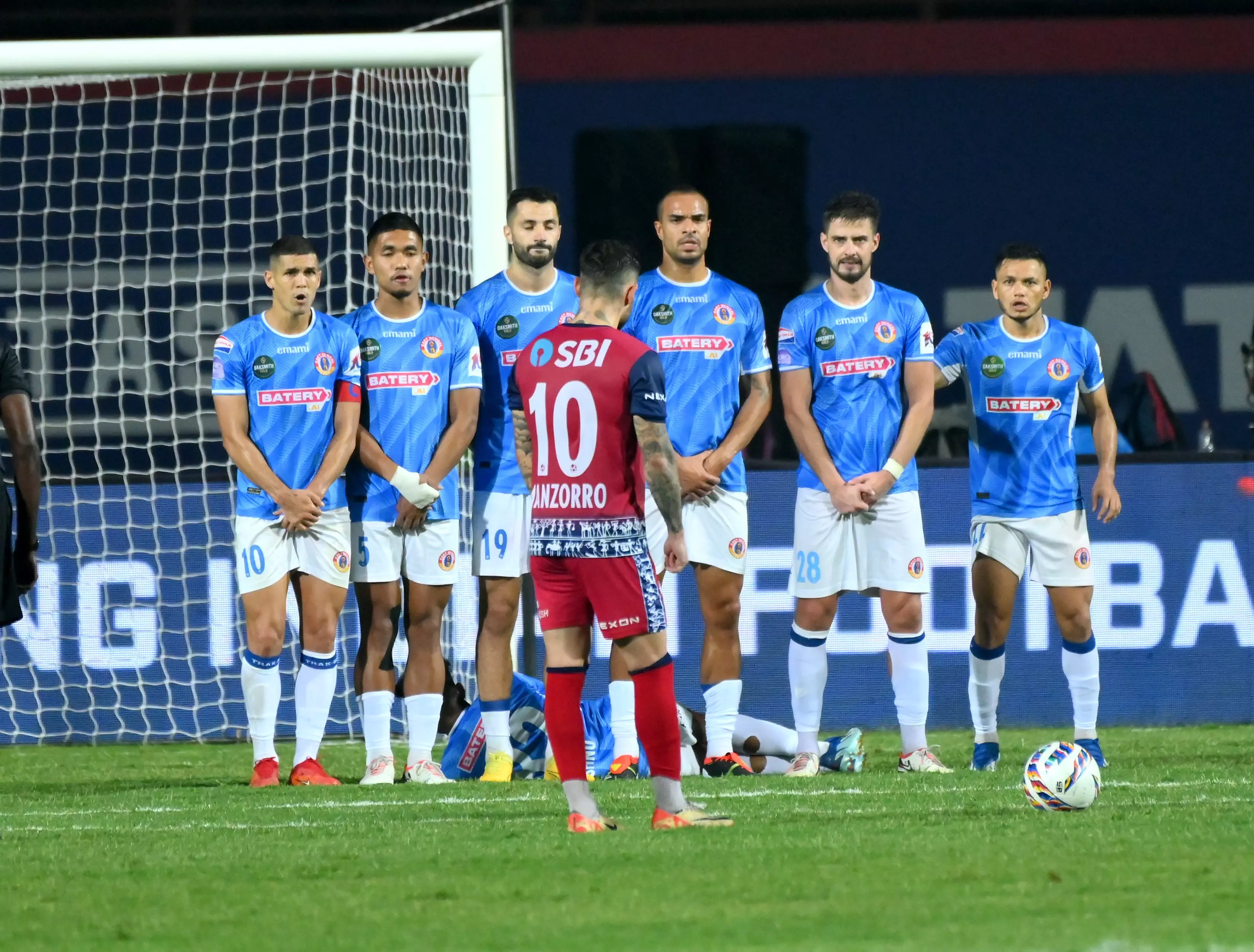 Jeremy Manzorro gearing up for a free-kick against East Bengal (Photo credits: ISL Media)