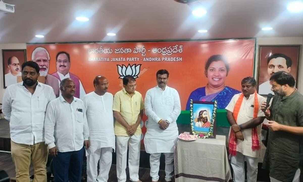 BJP leaders pay tributes to Alluri