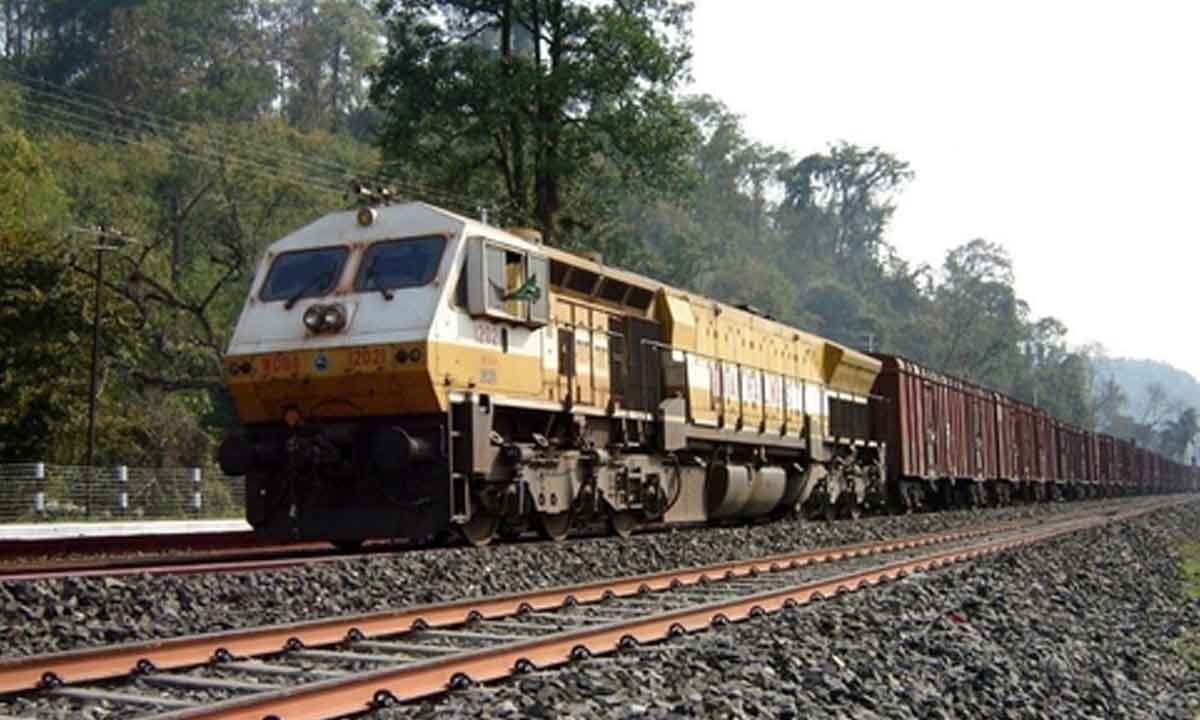 Man injured after middle berth of train collapses in Bengal