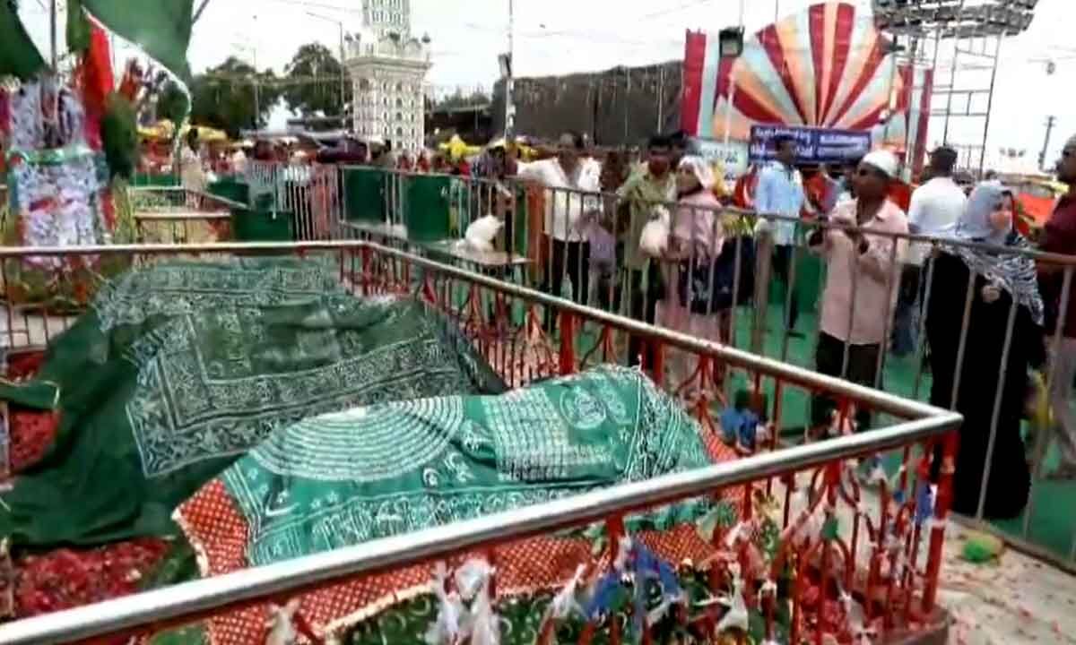 Thousands Gather for Rottela Panduga at Bara Shaheed Dargah in Nellore District