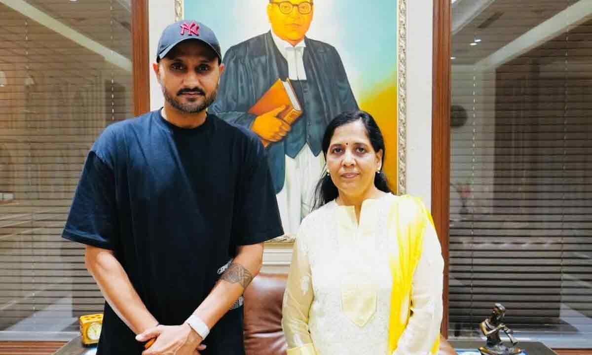 Harbhajan Singh met Sunita Kejriwal to discuss Punjab issues