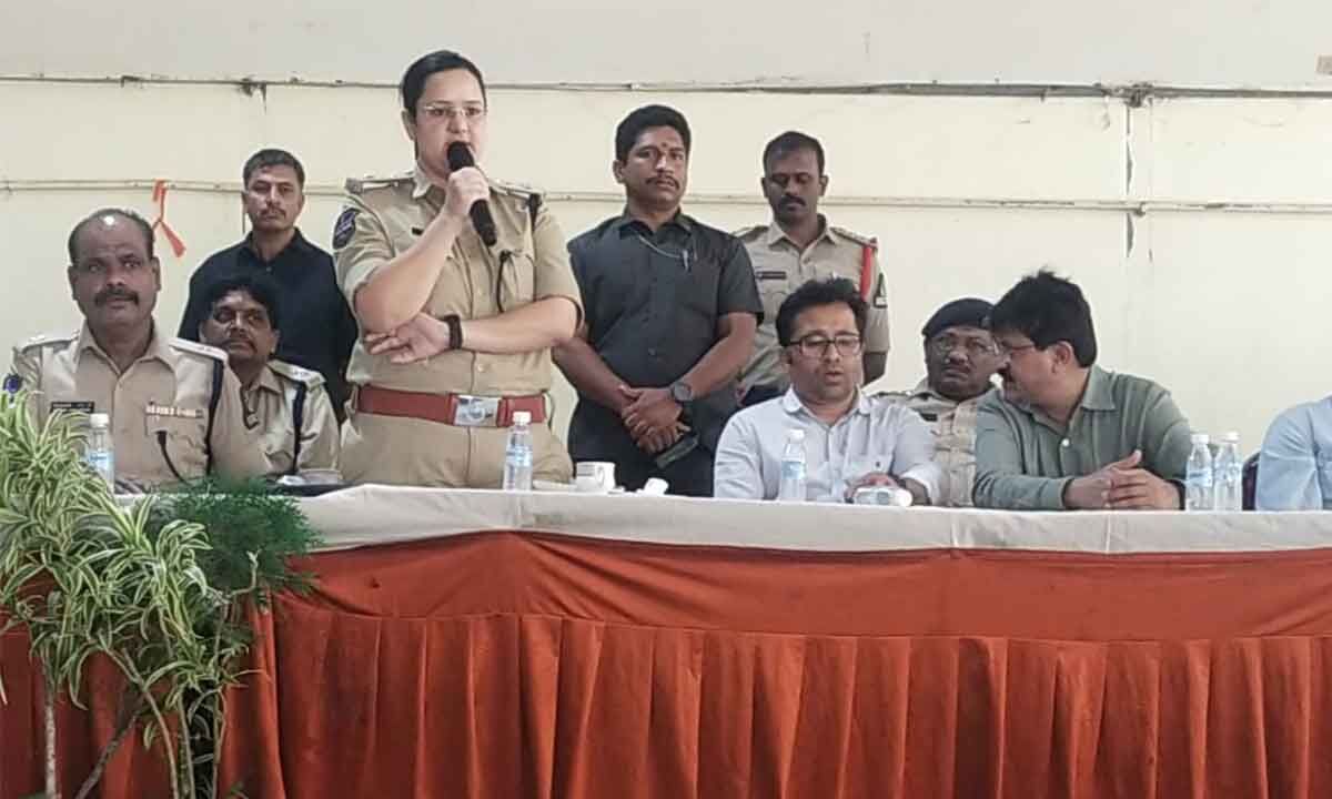 Hyderabad South zone Dy. CP interacts with peace committee on Ganesh chaturthi