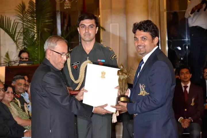 Satyapal Singh receiving the Dronacharya Award in 2012 from President Pranab Mukherjee. 