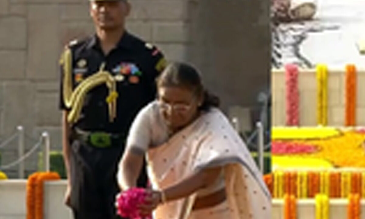 Prez, PM lead nation in paying tributes to Mahatma Gandhi