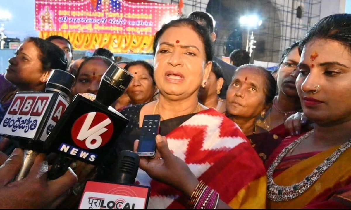 MP DK Aruna Slams Congress Government Over Bathukamma Restrictions and Condemns Minister’s Personal Remarks