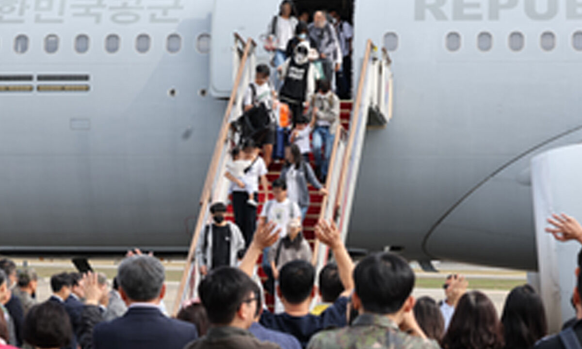 Military jet carrying 96 South Koreans arrives home from Lebanon amid escalating tensions