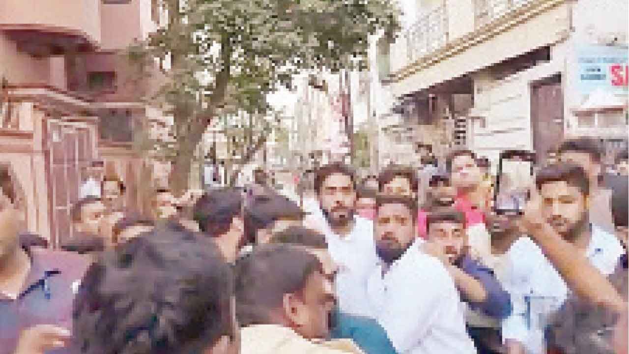 Tension in Nampally as AIMIM, Cong activists come to fisticuffs