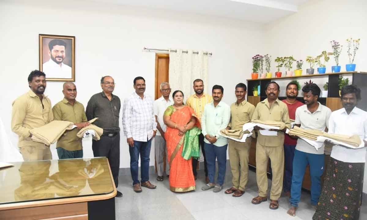 "District Additional Collector Distributes Bonuses and Incentives to Porters and Sweepers for Dussehra".