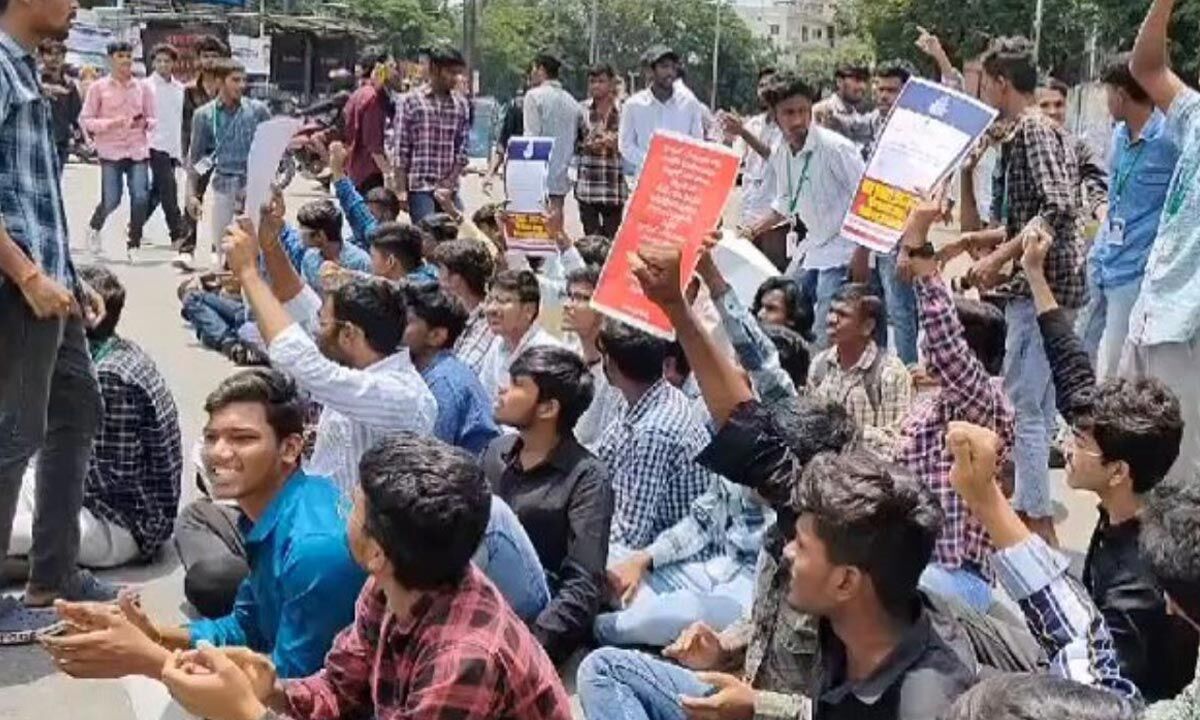 Students Protest Over Registration and Certificate Issues at Amrut Medical Science College