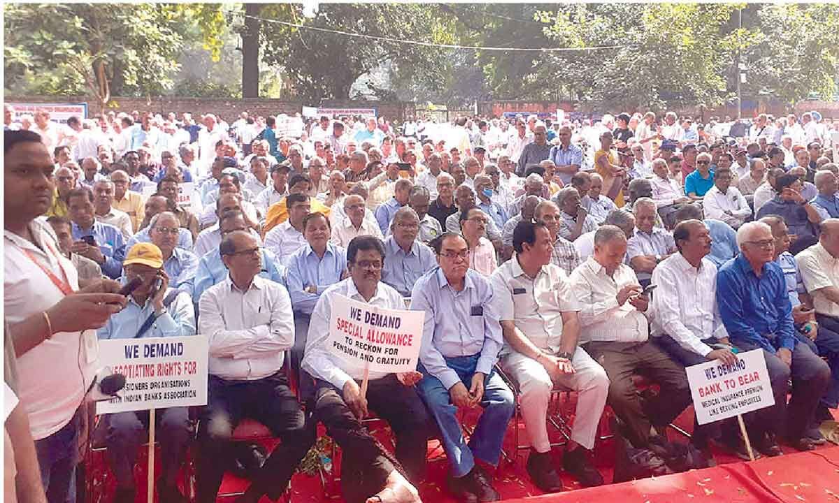 Bank pensioners stage dharna