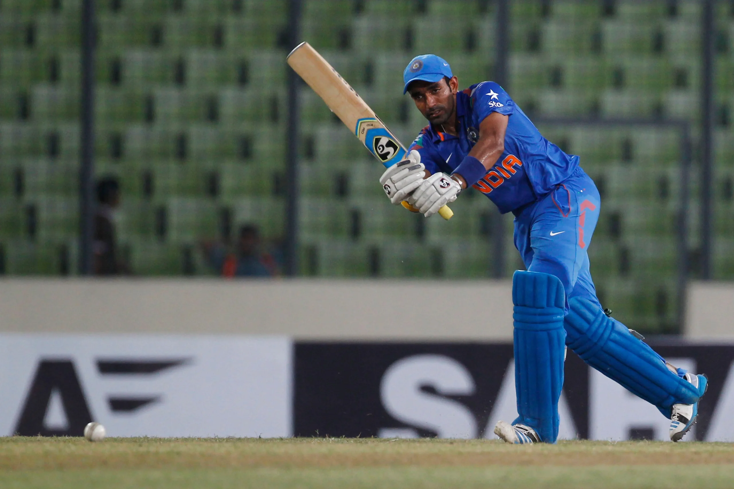 Ravi Bopara smashes Robin Uthappa for six 6s in Hong Kong Sixes tournament